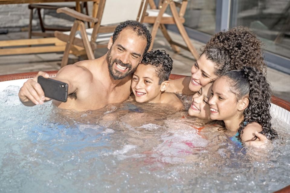 Lay-Z-Spa® 60025 Helsinki Smart AirJet Plus™ Şişme Spa Havuzu, Mobil Uygulama Kontrollü, 5-7 kişilik