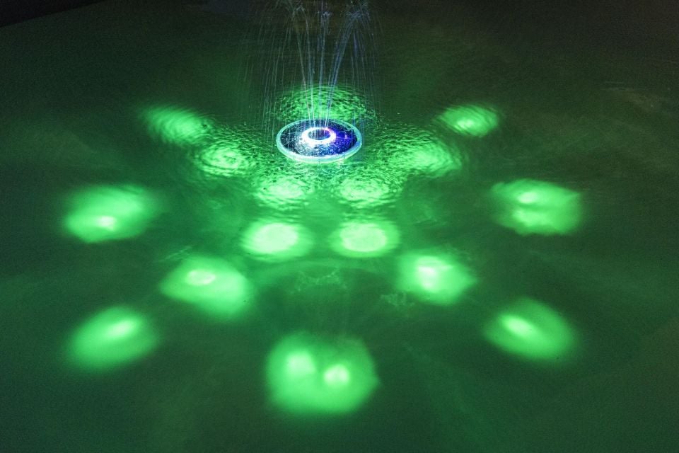 Bestway® FloatBright™ 58849 Güneş Enerjili LED Işıklandırnalı Havuz Fıskiye