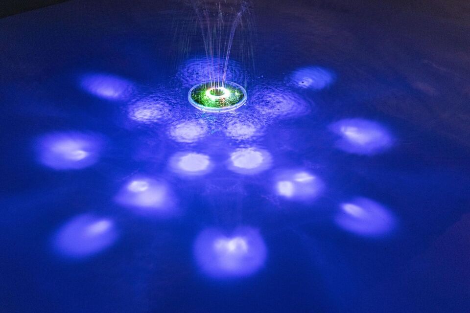 Bestway® 58849 FloatBright™ Güneş Enerjili LED Işıklandırnalı Havuz Fıskiye