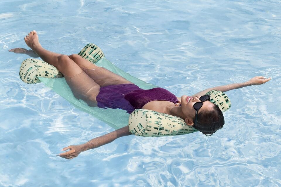 EVERLUXE 43909™ Lüks Kumaş Kaplı Hamak Havuz Şezlongu, Taşıma Askısıyla Birlikte