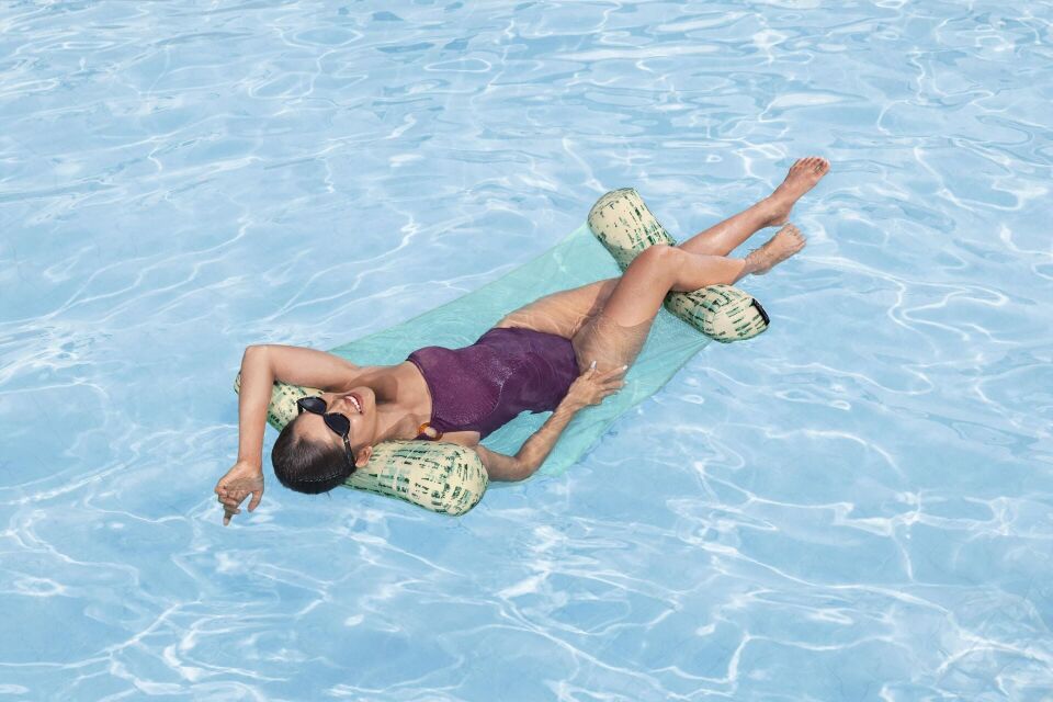 EVERLUXE 43909 Lüks Kumaş Kaplı Hamak Havuz Şezlongu, Taşıma Askısıyla Birlikte 1.22m x 65cm x 15cm